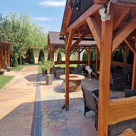 Holiday Apartmanhaz Gyula Exterior foto