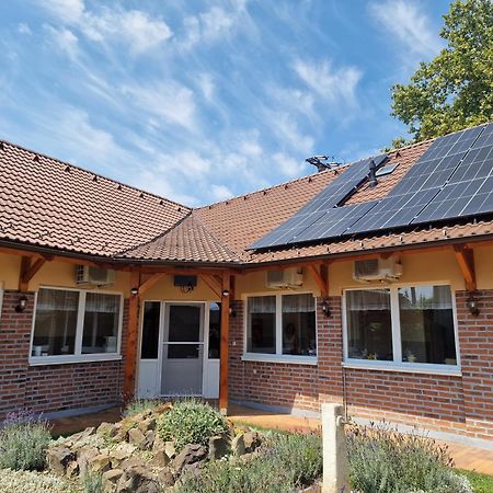 Holiday Apartmanhaz Gyula Exterior foto
