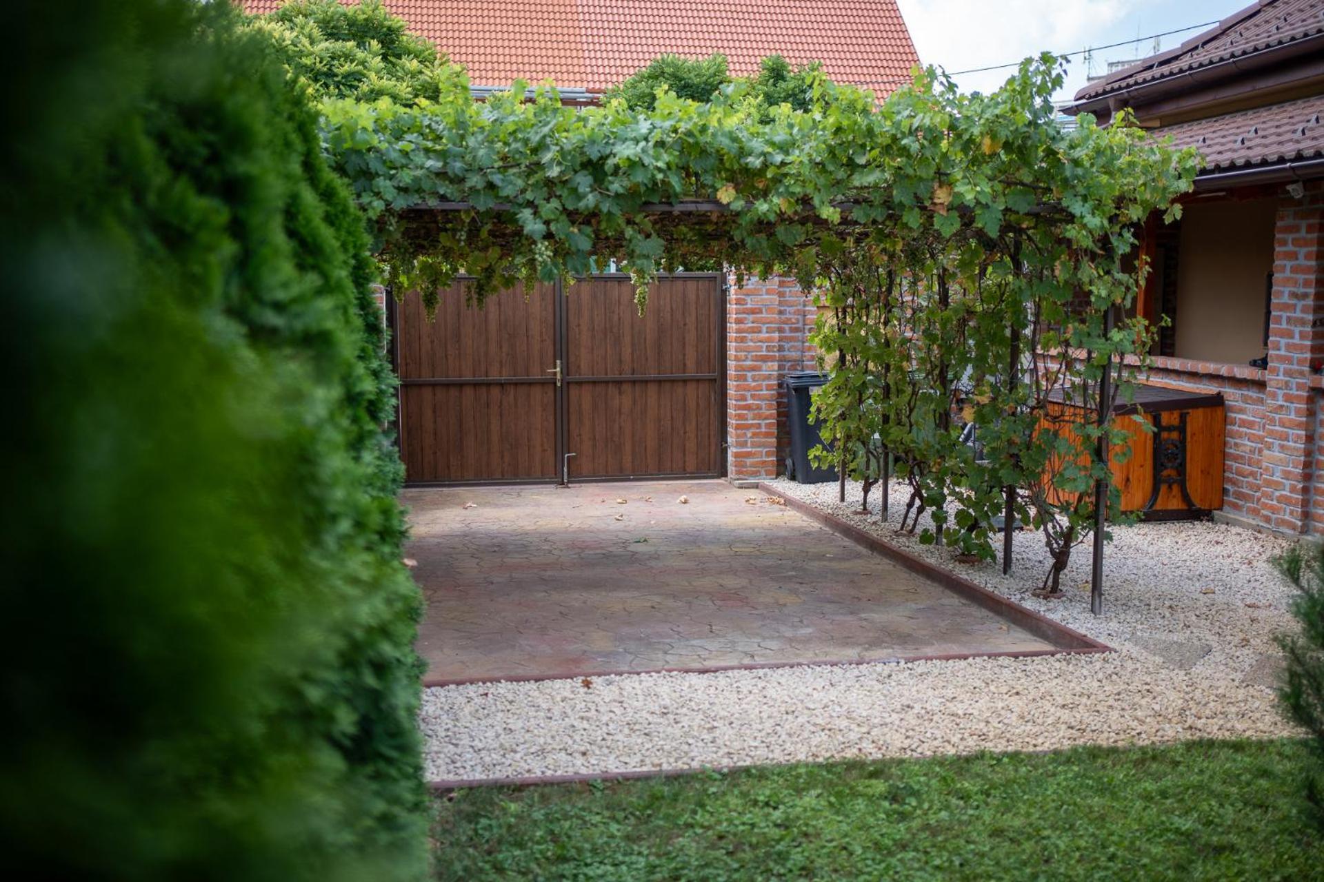 Holiday Apartmanhaz Gyula Exterior foto